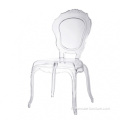 Chaises de plastique empilées de la mariée et du marié